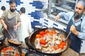 غذای خیابانی؛ ببینید این خوراک مرغ جذاب که تو پاکستان حسابی براش غش و ضعف میرن