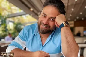 آواز ماندگار؛ بابک جهانبخش با آدمای یخ زده پشتش چه عاشقانه آهنگ ماه من رو میخونه!