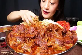 غذا خوردن فریادی؛ خوردن 3.5 کیلوگرم چلو گوشت توسط دختر جذاب با کلی صدا