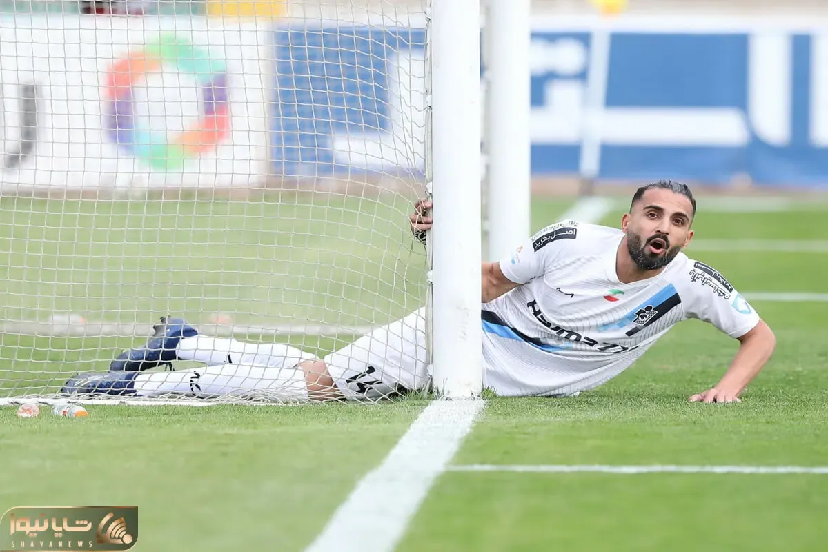 (عکس) اعتراض بازیکن پرسپولیسی پیکان به داوری بازی با استقلال!