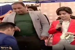 آواز شادانه؛ پسربچه جلوی استادش تو عروسی انقد خوب میخونه که خود استاد هم مونده