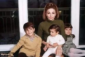 سفر به ایام قدیم؛ رضا پهلوی در حال کولی گرفتن از فرح دیبا هن هن کنان