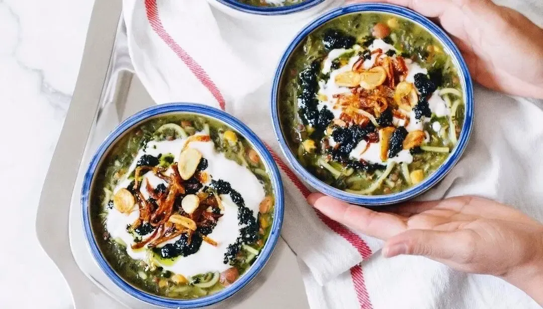 طرز تهیه یه آش رشته جاافتاده و خوشمزه؛ سیر داغ و پیاز داغ شو اینجوری درست کنید
