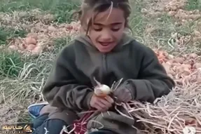 آواز جگرسوز؛ دختره کار وسط زمین با خستگیو ناله نشسته میخونه و کارگری میکنه ناز نفست