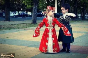 آواز محلی؛ آذربایجان قیزی لباس فاخر درباری پوشیده چه رقص آذری میره