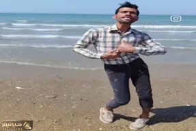 آواز شاد؛ مرد عین رشته های نودل تو قابلمه آب میرقصه ببینی معده ات پیچ و تاب میخوره