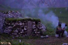 معماری خلاقانه؛ توی جنگل جای چوب با سنگ و گل کلبه ساخته سقفشم علف زده