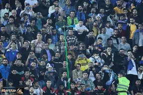 (عکس) نصب بنر جنجالی هواداران استقلال مقابل ساختمان فدراسیون فوتبال!