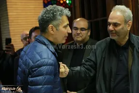 (ویدیو) بغض جواد خیابانی با دیدن فردوسی پور در مراسم ختم