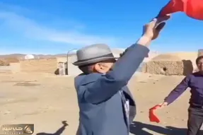 آواز محلی؛ پایکوبی از دل و جون پیرمرد شاپو به سر با آهنگ ناری ناری که  گرد و خاک کرده
