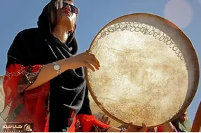 مطربی خیابانی؛ کلی خانوم جوان تو خیابان با ساز خوشگل شون چه معرکه می گیرن