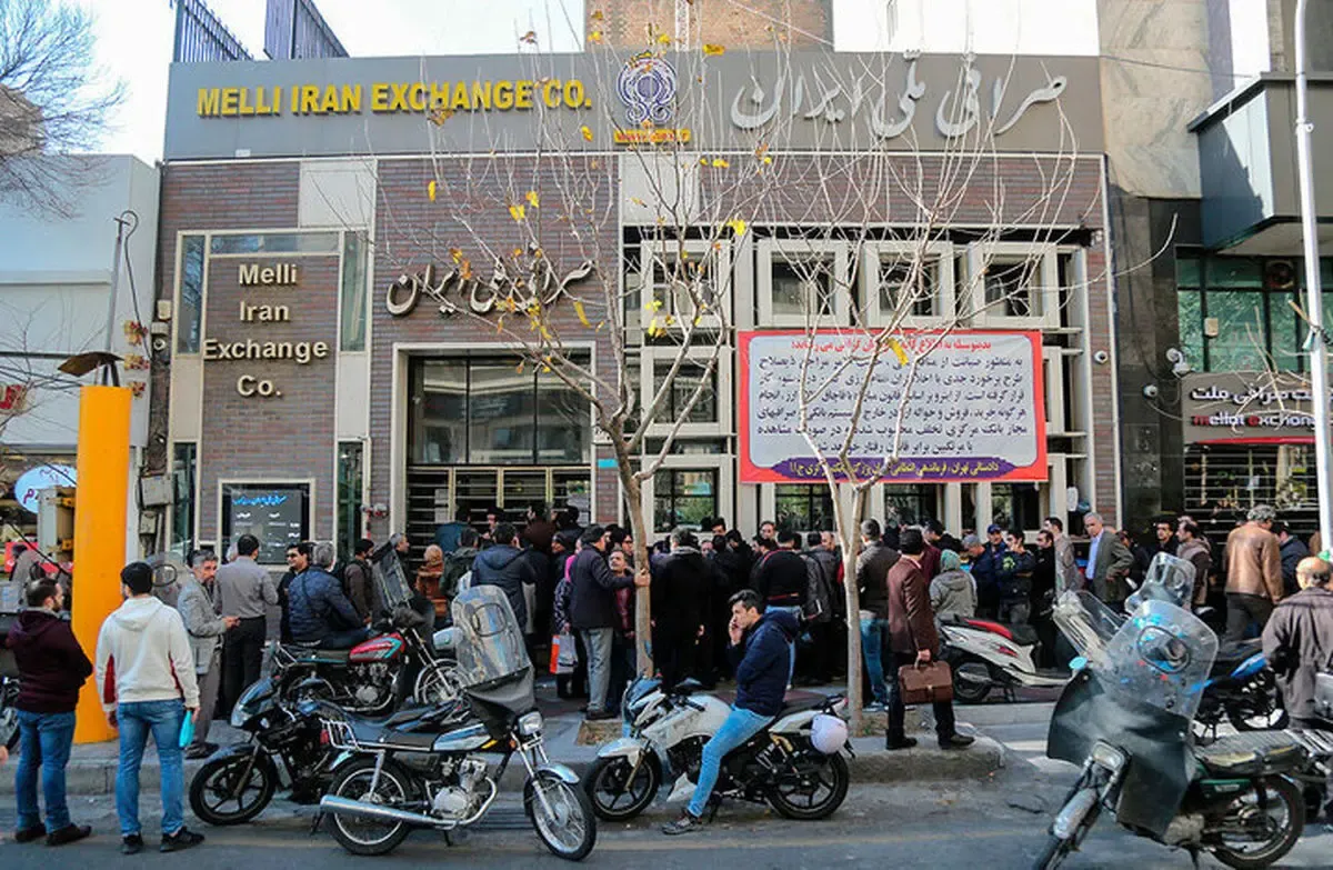 شرایط خرید دلار صرافی ملی تغییر کرد؛ صف خرید برچیده می شود؟