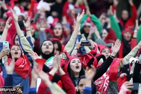 زنان و مردان در مشهد تماشاگر تیم ملی