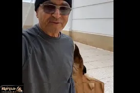 آواز خیابانی؛ ببیند فریدون آسرایی همراه سگش جیمی چه دلنشین میخونه فقط احساسی حرف زدنش