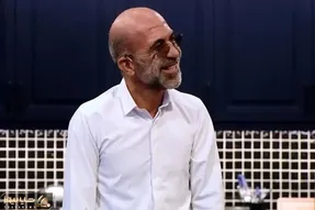 سکانس خندان؛ حامد آهنگی یه قمیشی آورده تو شب آهنگی و بهش میگه مرسی که به ایران برگشتی