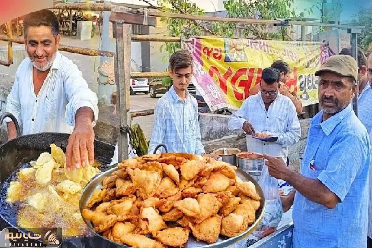 غذاهای محلی؛ تو بازار سیب زمینیو با پوست چرخ میکنن تو یه دیگ روغن ساموسا میپزن