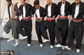 آواز محلی؛ رقص دسته جمعی کردی که یکیشون مثل هلی کوپتر دستمالو میچرخونه همه هاج و واجن