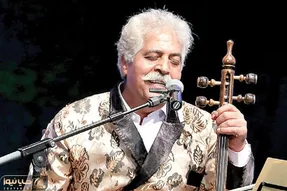 آواز محلی؛ فرج علیپور دوباره لبخند رو لب لرها آورد؛ خودش هم رقص میره
