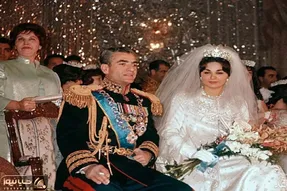 سفر به ایام قدیم ندیم؛ ملکه ولخرج پهلوی فرح درحال خرید پارچه با یه لشکر