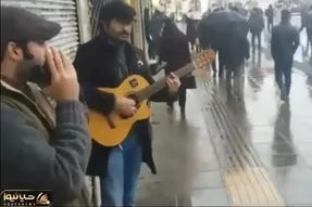 آواز خیابانی؛ ببینید گس بند چه عاشقانه تو بارون آهنگ عشق شکل پرواز پرندست رو میخونن