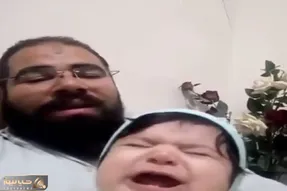 آواز شاد؛ باباهه بچه رو رسما موجی کرد شاد میخونه دخترک میخنده غمگین میخونه گریه میکنه