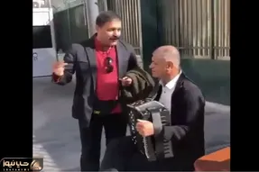 آواز خیابانی؛ ببینید آقاهه با نوازنده ترک چه آهنگ کردی خوند ناز نفسش!