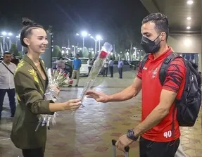 (عکس) استقبال زنان زیبای تاجیکی از کاروان پرسپولیس با رز سرخ!