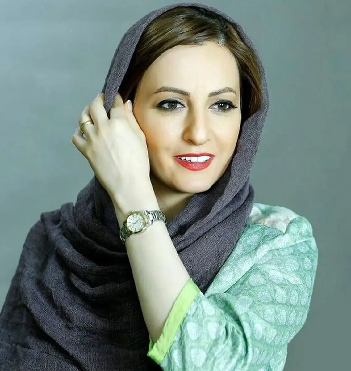 تیپ جذاب شقایق دهقان در کافی شاپ