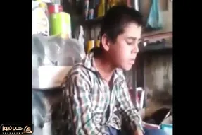 آواز خیابانی؛ کودک کار دلشکسته چه با ناله آهنگ چرا که مادرم شیر غمم داد رو میخونه