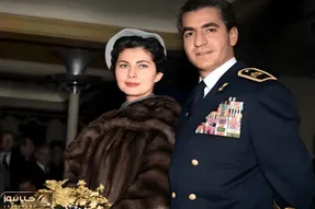 سفر به ایام قدیم سال 1317؛ کارت عروس پر زرق و برق و پرادعا محمدرضا پهلوی و همسرش