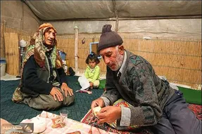 آواز اصیل؛ شاهنامه خوانی حماسی پیرمرد که بهش نمیاد ولی مدل آواز میخونه از کنسرتا بهتر
