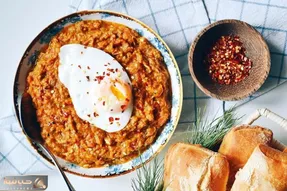 (ویدئو) طرز تهیه میرزا قاسمی؛ با این ترفند راحت پوست بادمجونای دودی شده رو بگیرید