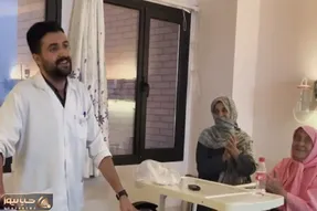 آواز شاد؛ پزشک برای پیرزن بیمار آهنگ میخونه و از ذوقش دست میزنه خدای احساس