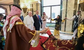 خوش آمدگویی به پاپ با رقص مختلط زنان و مردان !
