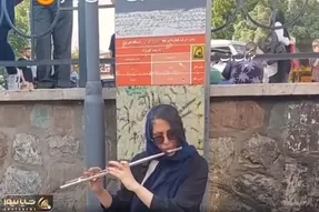مطربی خیابانی؛ هنرمندی این خانم در کنار غم پدر که بالا ایستاده شهر را ماتم زده کرد