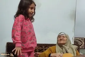 آواز شاد؛ ننه بزرگ برای نوه اش گیتار میزنه و دم خروسیو میخونه فقط رقص دختر که هوش برد