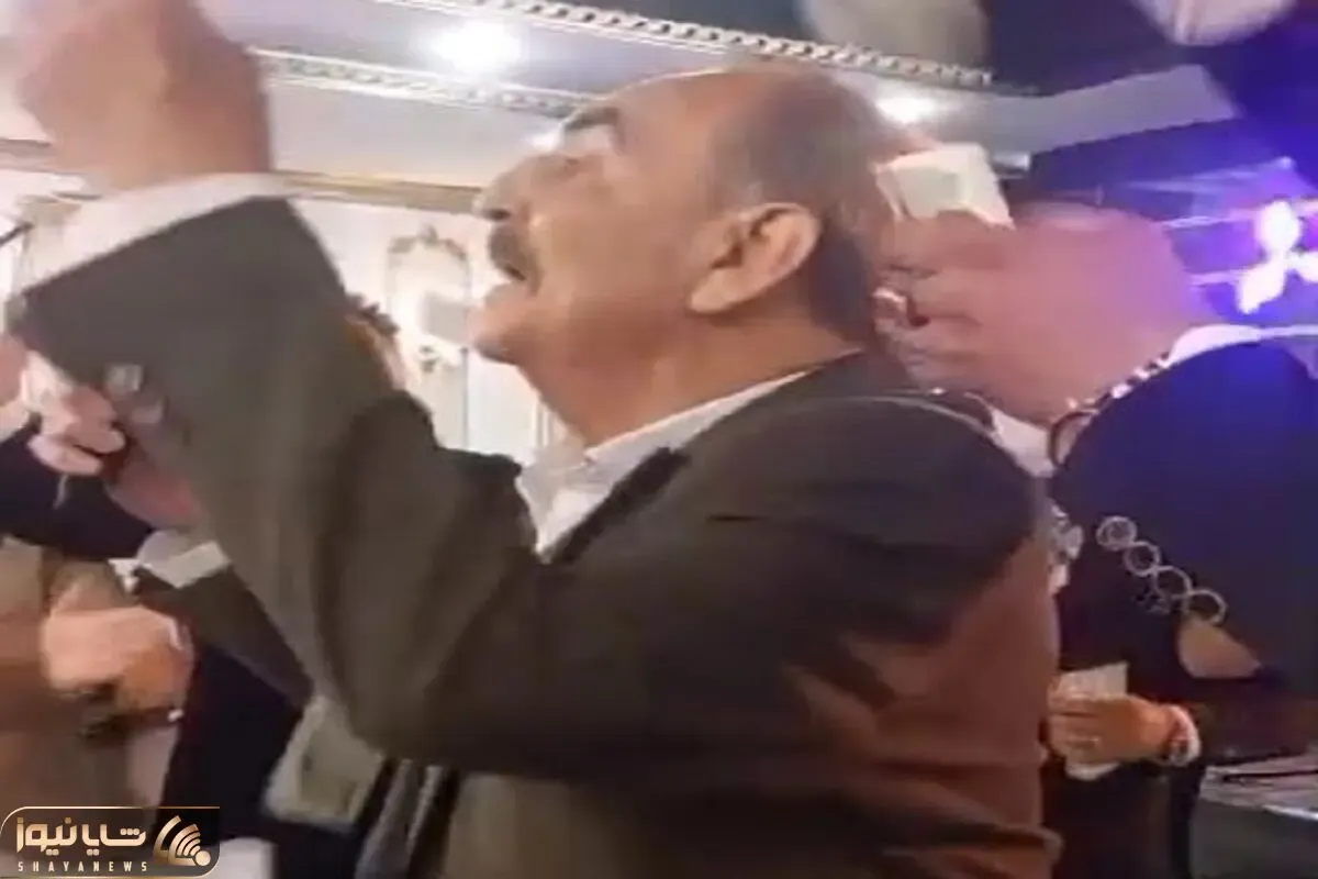 آواز شاد؛ این آقا آهنگ معروف آذری رو میخونه مثل بارون سرش شاباش میریزن فقط پشت سریش