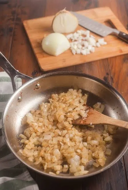 تفت دادن پیاز و سیر