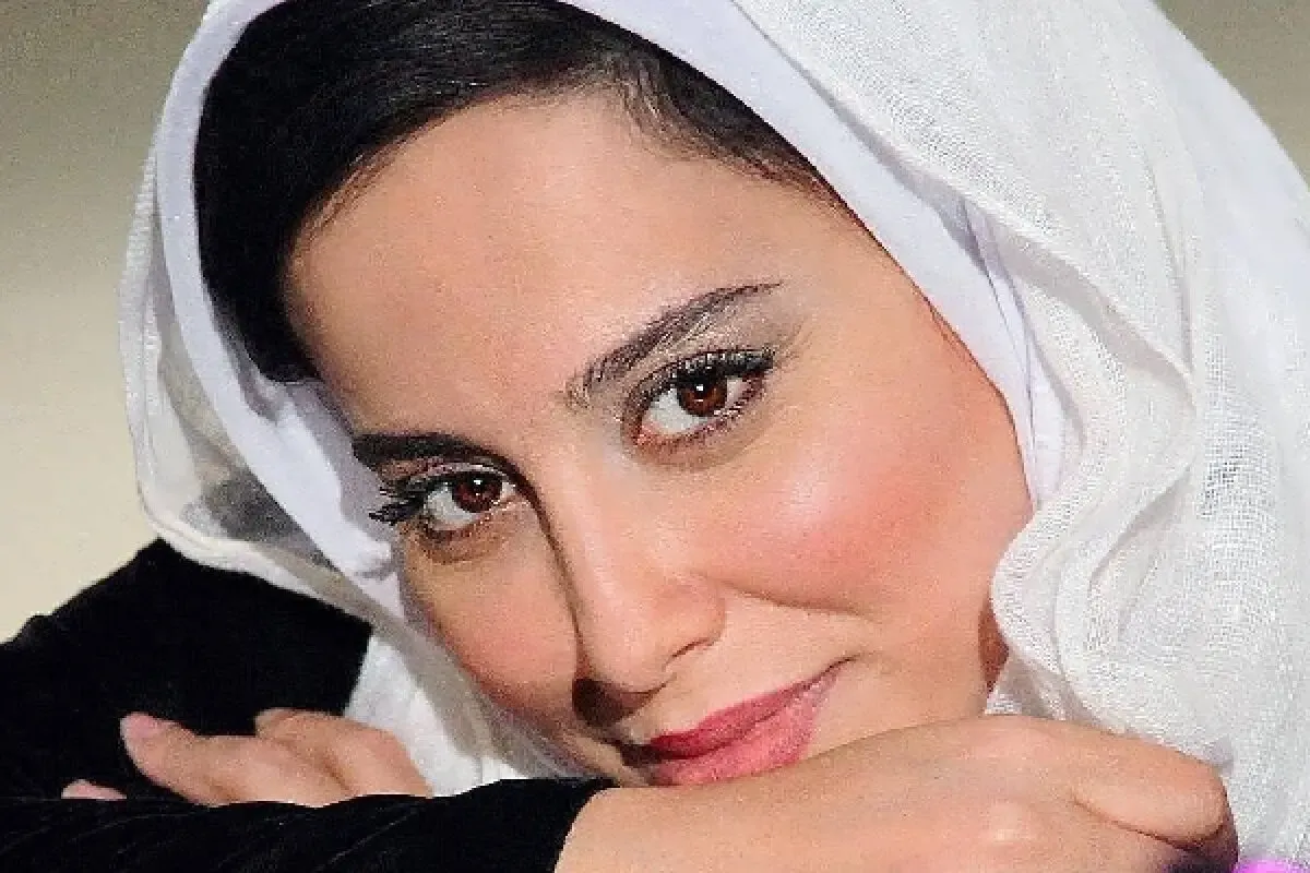 گالری گردی آشا محرابی با آقای هنرمند! + عکس