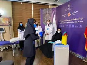 (عکس) به دختر مخبر دزفولی واکسن کرونا از روی چادر تزریق شد؟