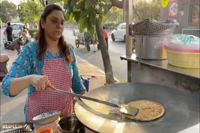 غذای خیابانی؛ ببینید پیتزا من درآوردی این خانم هندی چه خوش بر و رو و خوردنی هست