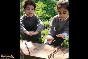 آواز خیابانی؛ ببینید دوقلوهای معلول چه دلنشین آهنگ مجنون نبودم مجنونم کردی رو میخونن