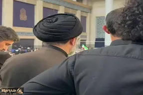(عکس) آیت الله مجتبی خامنه ای در مراسم تشییع رهبر شهید حضور داشت؟