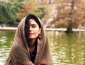(عکس) گالری گردی الناز شاکردوست با مانتو جلوباز و استایلی بهاری