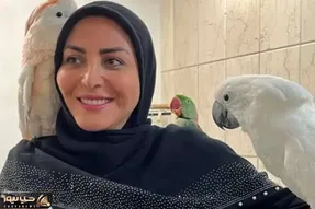 ژست خندان المیرا شریفی‌مقدم در کنار یک شتر