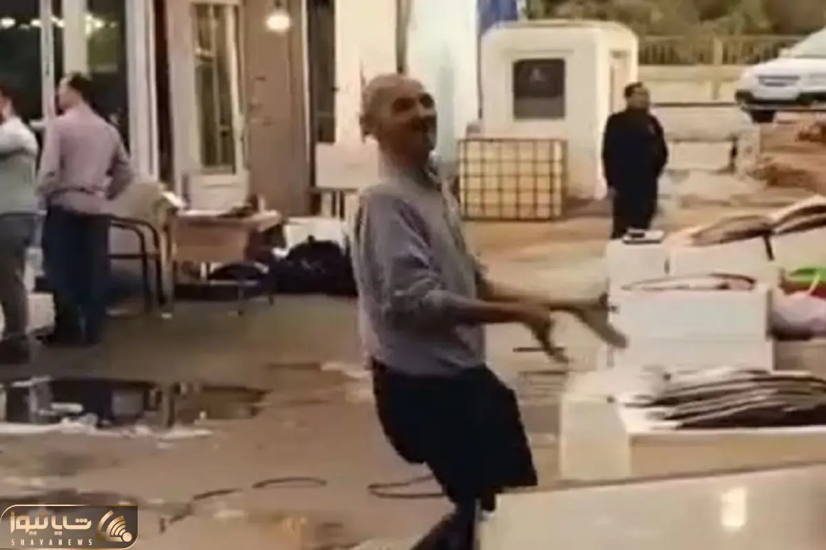 آواز شاد؛ این آقا از فشار کار وسط میدون رد داد پرید وسط برقصه، انگار یه پر تو هوا معلقه