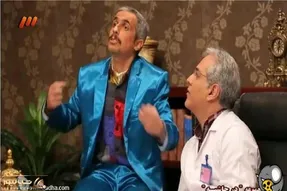 سکانس خندان/مهران مدیری یه چی تو پشت صحنه میگه که رضویان چایی میریزه از دهنش