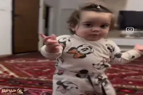 آواز بلرزون؛ بچه قلقلی جوری با آهنگ میلرزونه و میرقصه از پشت گوشی میخوای گازش بگیری