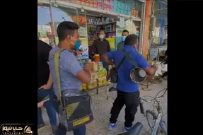 آواز خیابانی؛ ببینید آقاهه تو بازار با آهنگش چه ملتی پشت خودش راه انداخته بنازم!
