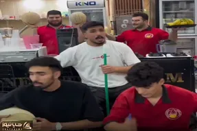 آواز شاد؛ پسر مغازه داره شاگرداشو دور خودش جمع کرده از کاسبی کساد میخونه فقط بلندگوش